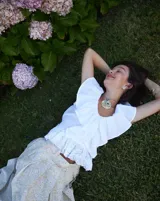 Aros tipo botón dorados con textura irregular que simula la superficie de un molusco.