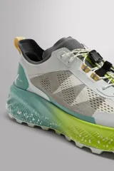 Zapatilla deportiva para carreras de montaña, color blanco con detalles en gris, verde y amarillo. Parte superior fabricada en tejido de punto transpirable con zona de puntera y talón recubiertas de material Shield Protect Max que protege de la abrasión. Ajuste de los cordones mediante pieza técnica. Tirador en la parte posterior para facilitar el calce. Plantilla interior OrthoLite® extraíble. Suela con tecnología Spume Foam que garantiza ligereza y confort.