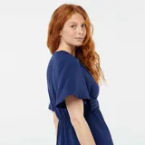 Vestido largo azul con cuello en V efecto cruzado y mangas cortas.