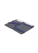 Billetera compacta de cuero negro con sistema mágico de correas elásticas para billetes y ranuras para tarjetas. Incluye protección RFID.