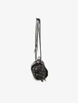 Bolso de hombro Diesel Scrunch-D, color gris oscuro metalizado, con diseño arrugado y logo "D" en la solapa delantera. Cuenta con cierre de cordón ajustable y correa de hombro regulable.