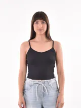 Musculosa negra de breteles finos y corte ajustado.