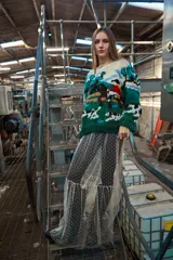Sweater tejido a mano con lana en Uruguay, de calce holgado con cuello a la base y puños.