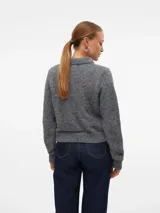 Sweater gris de punto con cuello polo y cierre parcial con botones.