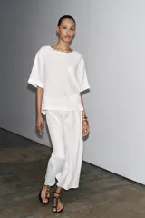 Falda midi blanca de lino, con cintura elástica ajustable con cordones y corte evasé.