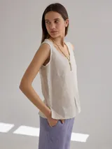 Musculosa color crudo de lino, con escote en V y breteles con ribete gris.