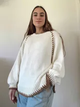 Sweater tejido a mano con lana color marrón. Tiene terminaciones en crochet con hilo de seda color negro. Silueta recta, cuello a la base y mangas ranglan baloon.