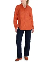Camisa de lino orgánico color naranja con estampado de hojas y bolsillo en el pecho.