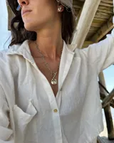 Collar plateado con cadena de eslabones y dije circular texturizado.