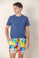 Remera lisa color rosa con logo bordado en el pecho, confeccionada en 100% algodón.