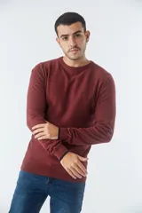 Sweater negro de algodón con cuello redondo y logo bordado en el pecho.