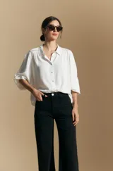 Jean wide leg de tiro medio color negro, confeccionado en denim cotton spandex.