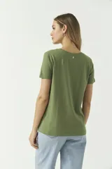 Remera básica negra de algodón con cuello redondo y mangas cortas.