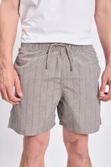 Short de baño color verde militar con estampado de espiga.