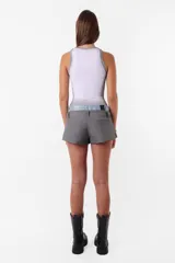 Minifalda pantalón gris con cintura doble combinada en denim.