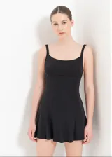 Minivestido negro ajustado al cuerpo, con breteles finos y falda acampanada.