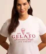 Remera blanca de algodón, corte baby tee, con cuello redondo y estampa frontal de un helado con el texto "ESTD 1983 GELATO Italian Style ICE CREAM".