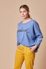 Buzo de algodón color celeste con texto "Weekend" estampado en el frente y mangas largas.