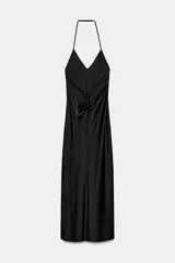 Vestido midi negro de satén con escote en V y tirantes finos. Detalle de tiras cruzadas en la espalda con lazadas. Cierre trasero con cremallera.