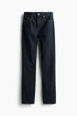 Jean de calce curvy, color azul oscuro, de tiro alto y pierna ajustada. Confeccionado en denim de algodón levemente elástico y con diseño de cinco bolsillos.