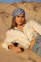 Camisa color arena de lino 100% natural, con mangas globo y vivos con estampa rayada.