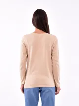 Remera manga larga color lila con cuello redondo y detalle de botones dorados en el hombro.