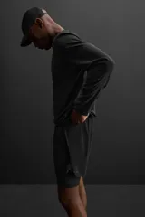 Shorts de running negros con malla interior, cintura elástica ajustable con cordón, bolsillo trasero con cierre, bolsillo multifunción en la malla interior, perneras perforadas, bajo termofijado, aberturas laterales y logo estampado.