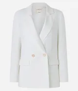 Blazer blanco de corte sastre, cruzado con doble botonadura de dos botones color beige. Presenta solapas de muesca y bolsillos de ojal con tapa en la parte delantera.