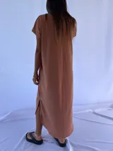 Vestido gris de morley de algodón, corte recto y mangas cortas.
