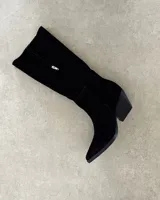 Bota alta de gamuza color marrón, con taco de madera y punta fina.