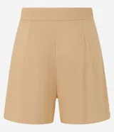 Short corto color beige confeccionado en viscosa y lino, con cierre lateral desplazado, pliegues delanteros y bolsillos laterales.