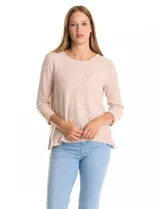 Buzo de tejido suave color beige, con cuello a la base y mangas 3/4 con aplique de botones dorados. Presenta terminación con tajos en los laterales.