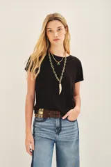 Remera negra de jersey flamé con espalda de microtul en forma de corazón, bordado y lentejuelas.