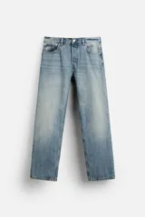 Pantalón de jean celeste con efecto lavado, corte recto y cinco bolsillos.