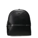Mochila negra de cuero sintético con cierre plateado y logo de la marca en relieve en la parte superior.