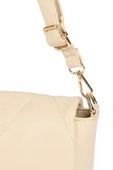 Bandolera color beige con correa ajustable y dos bolsillos internos.