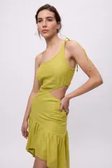 Vestido largo rojo de algodón y lino, con un hombro descubierto, bretel fino con lazo, recorte en la cintura y falda asimétrica con volados.