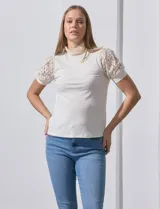 Blusa color blanco de crepe, marca Cable & Gauge. Cuello halter con detalles plisados y mangas cortas de encaje con destellos brillantes.