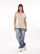 Remera color beige con estampado del signo zodiacal Virgo en color blanco.