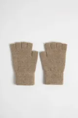 Guantes de punto color beige sin dedos.