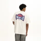 Remera marrón de corte holgado con cuello redondo y estampado pequeño en el pecho con el logo de la marca Pulau.