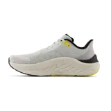 Championes de running New Balance Fresh Foam X Kaiha Road, color gris claro con detalles en negro y amarillo.