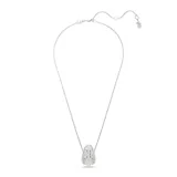 Colgante con cadena plateada y dije abovedado cubierto de cristales blancos engastados en pavé.