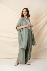 Camisa larga verde salvia de viscosa y tencel, con calce holgado y bolsillos laterales.