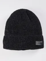 Gorro negro de tejido de punto con doblez en el borde, diseñado para brindar calidez y estilo.