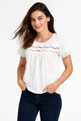 Remera blanca de manga corta con cuello redondo y calado en el frente.