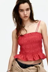 Top rojo de algodón con escote recto, breteles finos dobles y volado en el bajo.