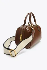 Bolso marrón formato city con asa doble de mano con detalles metálicos y correa interior extraíble en tejido canvas con posición bandolera. Bolsillo interior con cierre mediante cremallera metálica.