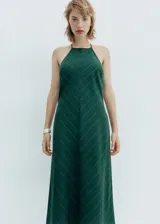 Vestido largo color verde, con tirantes finos y diseño de líneas diagonales en la tela.