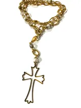 Collar tipo rosario con cadena dorada de eslabones, perlas de vidrio, cristales checos y dije de cruz calada de acero quirúrgico.